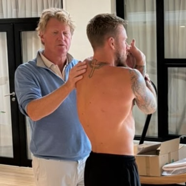 Hans aan het werk met een sportende cliënt