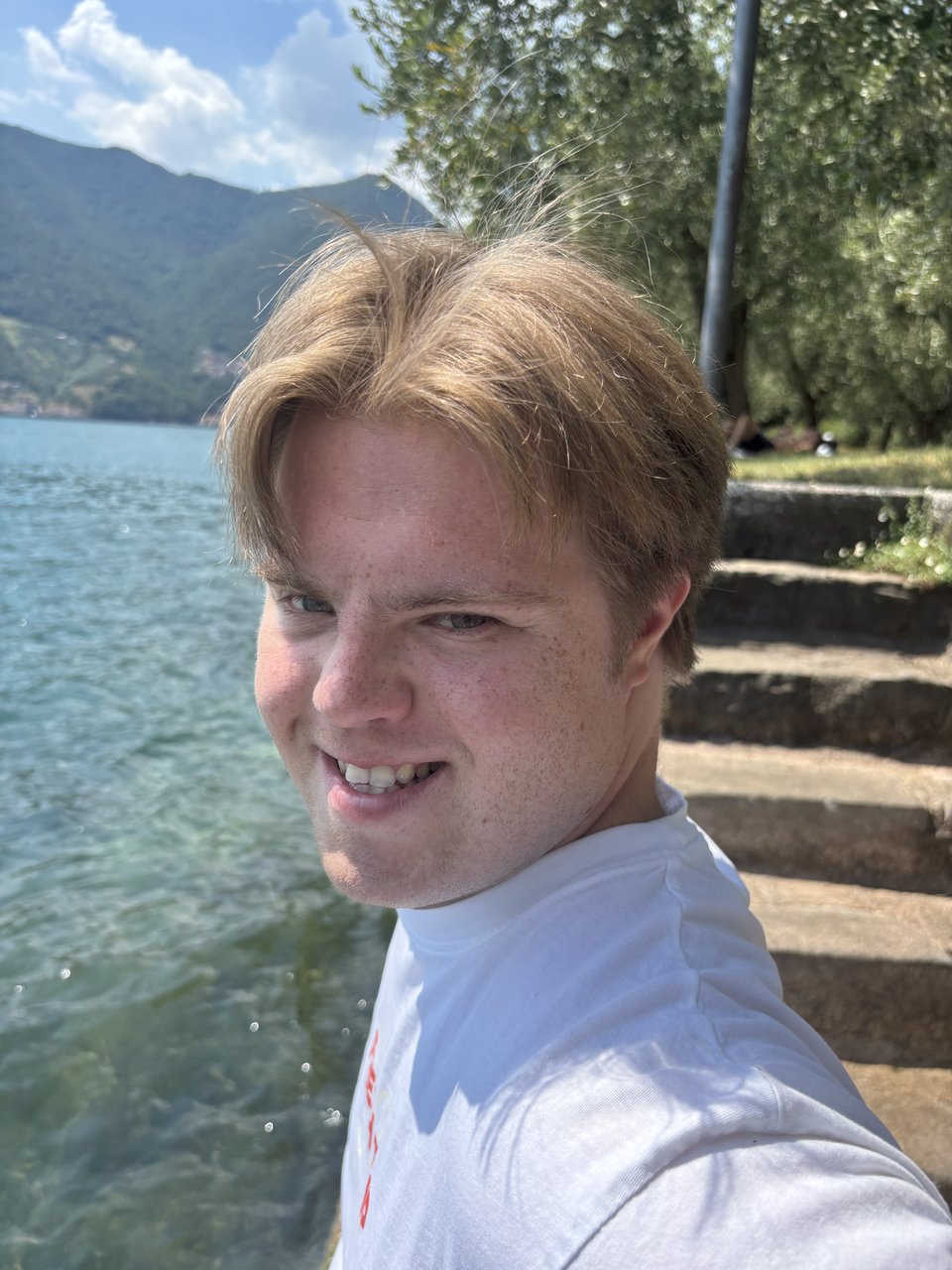 Jasper, lachend bij het meer