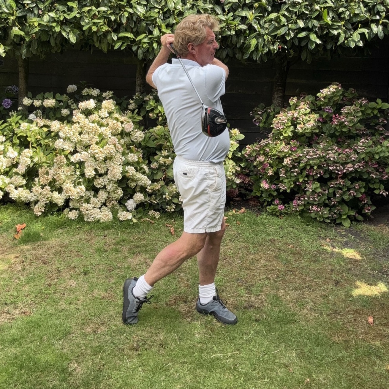 Hans in de follow-through van zijn swing, met zijn driver