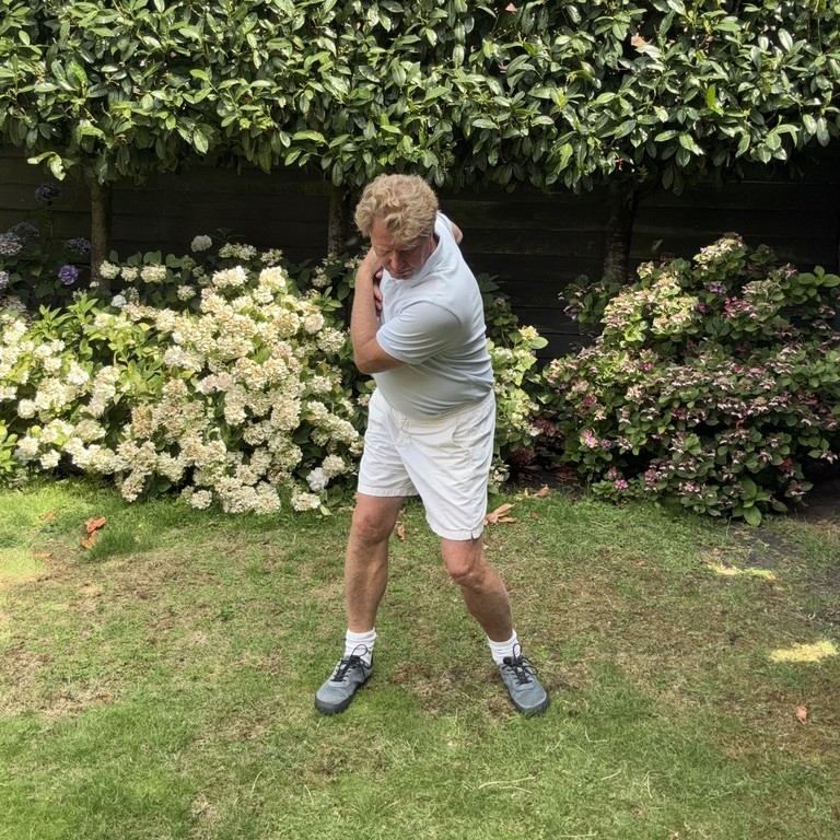 Hans doet een zelfstandige stretch-maneuver