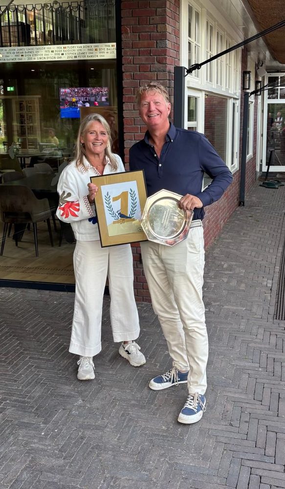 Hans Schokkenbroek met de schaal en de eerste-prijsoorkonde van het Senior Clubkampioenschap voor het clubhuis van De Hilversumsche