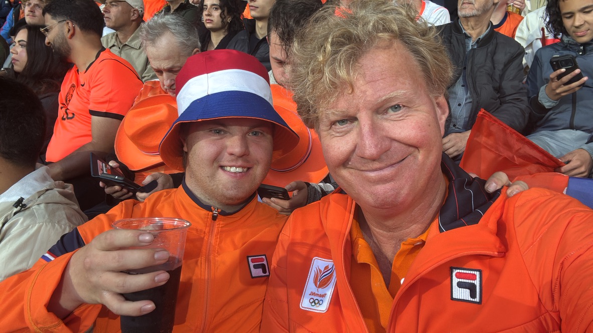 Hans deelt een moment van vreugde en dankbaarheid