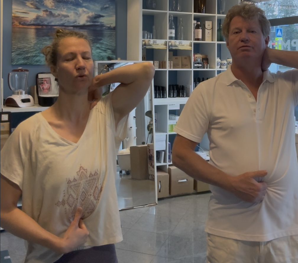 Hans en een cliënt doen samen een begeleide nekrelease