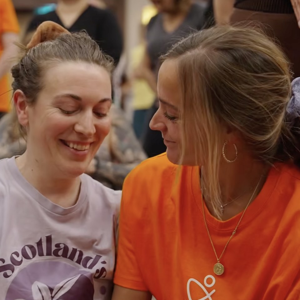 Twee vrouwen delen een warm, vreugdevol moment
